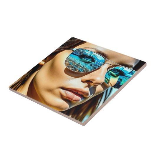 Hübsche Frau mit Reflektion der Sonnenbrille Fliese (Seite)