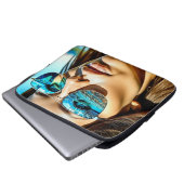 Hübsche Frau mit Reflektion der Sonnenbrille Laptopschutzhülle (Vorne Knopf)