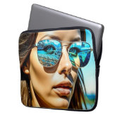 Hübsche Frau mit Reflektion der Sonnenbrille Laptopschutzhülle (Vorderseite Links)