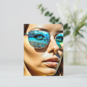 Hübsche Frau mit Reflektion der Sonnenbrille Postkarte (Stehend Vorderseite)