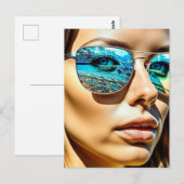 Hübsche Frau mit Reflektion der Sonnenbrille Postkarte (Vorne/Hinten)
