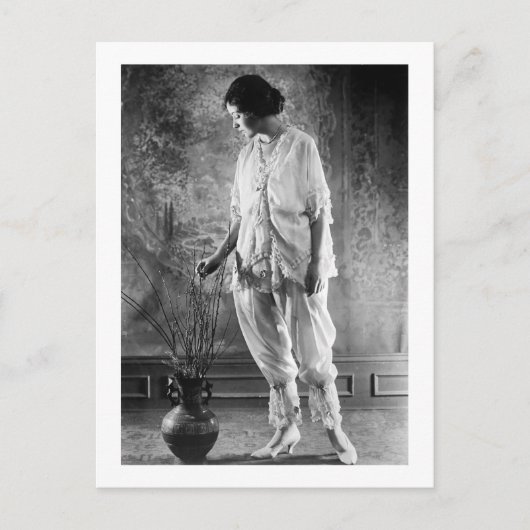 Hübsche Frau, Outfit der 20er Jahre Postkarte (Vorderseite)