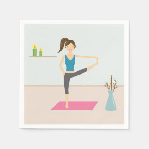 Hübsche Frau praktiziert Yoga in einem stilvollen Serviette