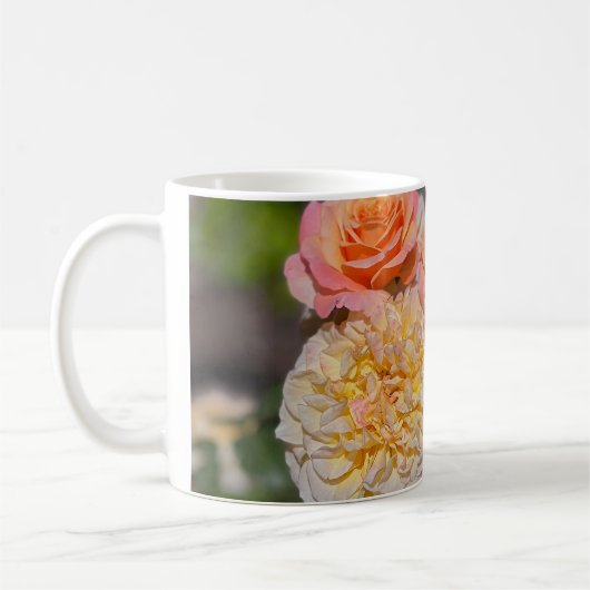 Hübsche Gelb- und Rosenrosen Kaffeetasse (Links)