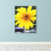 Hübsche Gelbblüte Nah-up Leinwanddruck (Insitu (Holzboden))