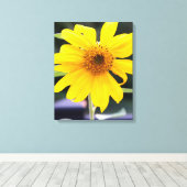 Hübsche Gelbblüte Nah-up Leinwanddruck (Insitu (Holzboden))