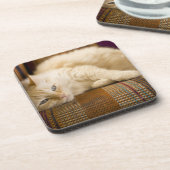 Hübsche gelbe tabi Katze, die auf Couch legt Untersetzer (Linke Seite)