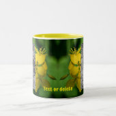 Hübsche gelbe Wildblumen Rahmen hinzufügen Ihr Fot Zweifarbige Tasse (Mittel)