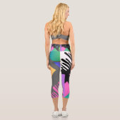 Hübsche geometrische Kunstwerke in Schwarzweiß Capri Leggings (Rückseite)