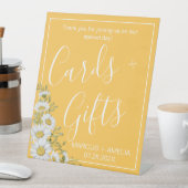 Hübsche Geschenke aus Nadelöhren Sockelschild (In Situ)