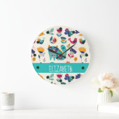 Hübsche Girly Cats Folk Art Add NAME Große Wanduhr (Zuhause)