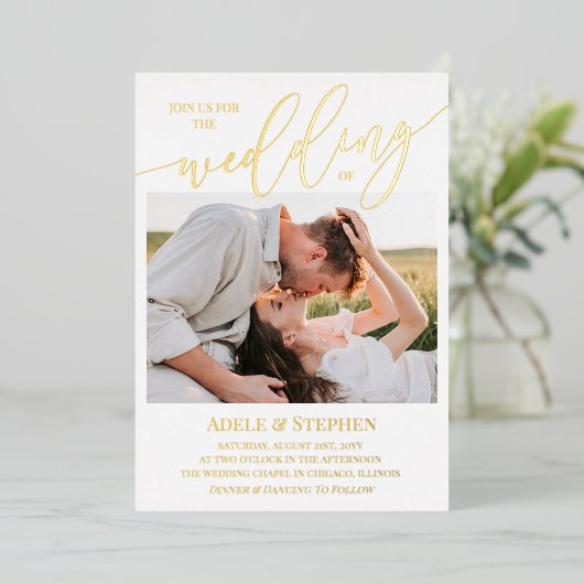 Hübsche Gold Script Fotos Doppelseitige Hochzeit Folieneinladung (Stehend vorne)