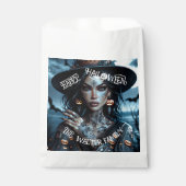 Hübsche Gotische Hexe mit Tattoos-Halloween-Party Geschenktütchen (Vorderseite)
