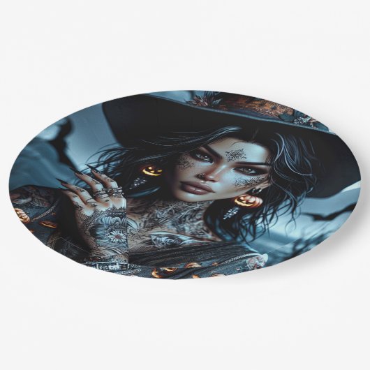 Hübsche Gotische Hexe mit Tattoos-Halloween-Party Pappteller (Schrägansicht)