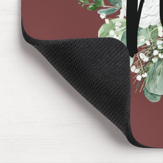 Hübsche graue Blume Monogram Burgundy Mousepad (Ecke)