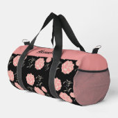 Hübsche große rosa Rosen mit Folionen auf schwarz Duffle Bag (Rechte Ecke)