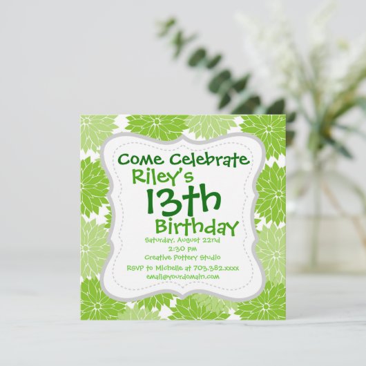 Hübsche grüne Blume blüht Blumenmuster Einladung (Stehend Vorderseite)