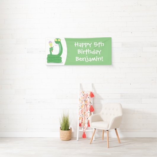 Hübsche grüne Schlange mit Maraca-Cartoon Banner (Insitu)