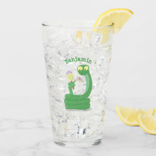 Hübsche grüne Schlange mit Maraca-Cartoon Glas