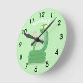 Hübsche grüne Schlange mit Maraca-Cartoon Runde Wanduhr (Winkel)