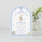 Hübsche Häschen Gingham Baby Shower Einladung (Stehend Vorderseite)
