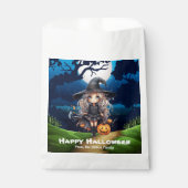 Hübsche Hexe im Wald glückliches Halloween Geschenktütchen (Vorderseite)
