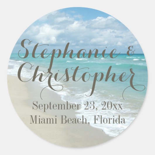Hübsche Hochzeitsgunst am weißen Sandstrand Runder Aufkleber (Vorderseite)