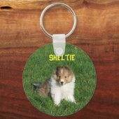 Hübsche Hütte Welpe sitzend im Gras Schlüsselanhän Schlüsselanhänger (Vorderseite)