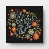 Hübsche Inspirationsblume, die sie zu Zitat hielt Fotoplatte (Vorderseite)