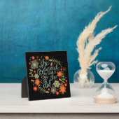 Hübsche Inspirationsblume, die sie zu Zitat hielt Fotoplatte (InSitu)