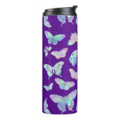 Hübsche, irritierende Schmetterlinge auf Lila Thermosbecher (Nach links gedreht)