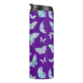 Hübsche, irritierende Schmetterlinge auf Lila Thermosbecher (Nach rechts gedreht)
