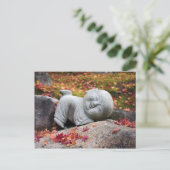 Hübsche japanische Mönchsstatue mit Herbstblättern Postkarte (Stehend Vorderseite)