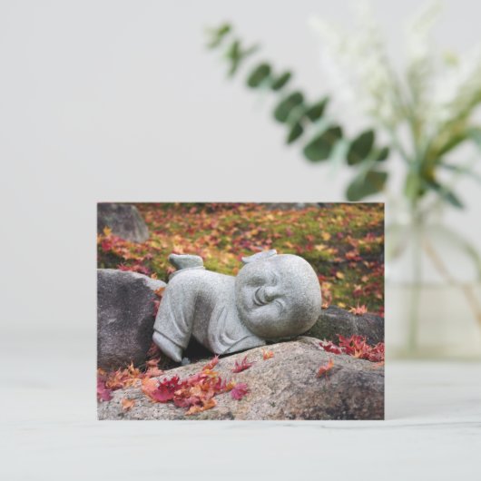 Hübsche japanische Mönchsstatue mit Herbstblättern Postkarte (Stehend Vorderseite)