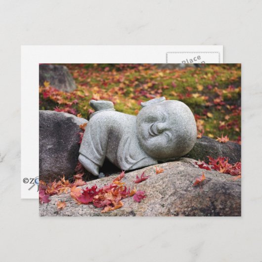 Hübsche japanische Mönchsstatue mit Herbstblättern Postkarte (Vorne/Hinten)
