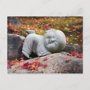 Hübsche japanische Mönchsstatue mit Herbstblättern Postkarte