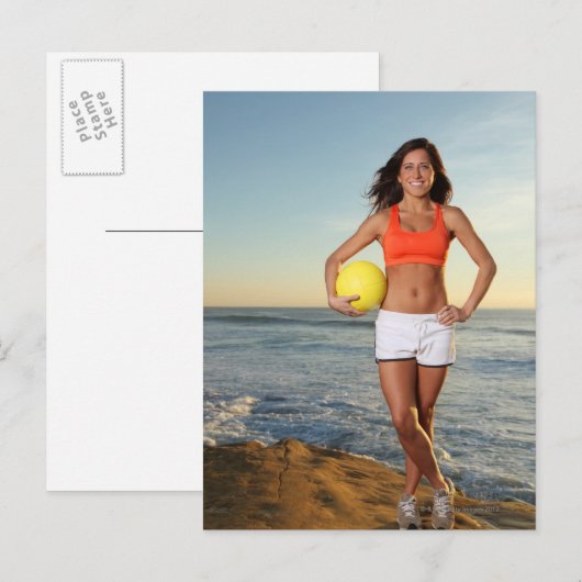 hübsche, junge Frau mit Volleyball bei Postkarte (Vorne/Hinten)