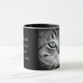 Hübsche Katze mit grünen Augen & Zitat Kaffeekoche Tasse (Zentrum)