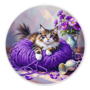 Hübsche Katze mit lila Blumen und Garn   Keramikknauf