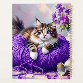 Hübsche Katze mit lila Blumen und Garn Planer (Rückseite)