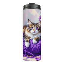 Hübsche Katze mit lila Blumen und Garn