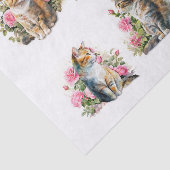 Hübsche Katzen in einem Bett aus rosa Rosen Seidenpapier (Ausschnitt)