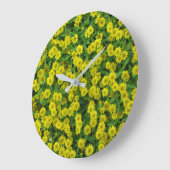 Hübsche kleine gelbe Blumen Große Wanduhr (Winkel)