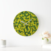 Hübsche kleine gelbe Blumen Große Wanduhr (Zuhause)