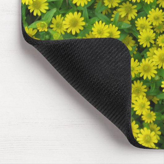 Hübsche kleine gelbe Blumen Mousepad (Ecke)