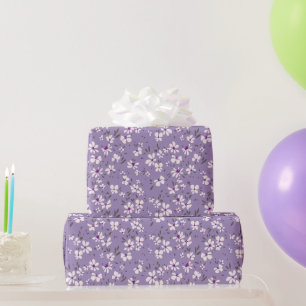 hübsche kleine weiße violette Blume mit blauem Hin Geschenkpapier