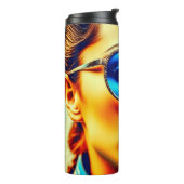 Hübsche Lady mit Blauer Sonnenbrille mit Reflektio Thermosbecher (Nach links gedreht)