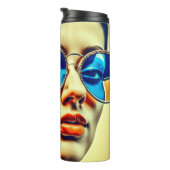 Hübsche Lady mit Blauer Sonnenbrille mit Reflektio Thermosbecher (Nach rechts gedreht)