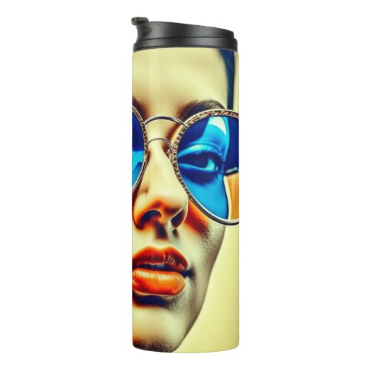 Hübsche Lady mit Blauer Sonnenbrille mit Reflektio Thermosbecher (Nach rechts gedreht)