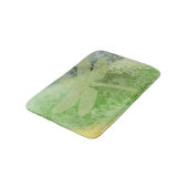 Hübsche Libelle und Blume Kunst in Grüntönen Badematte (Schrägansicht)